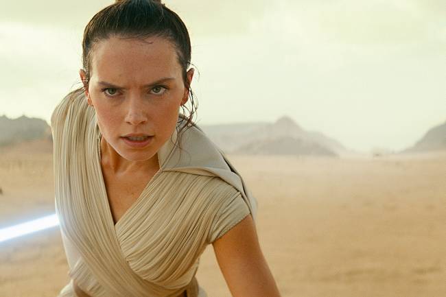 O ETERNO RETORNO - Daisy Ridley, como a heroína Rey: de geração em geração, o mesmo embate entre o bem e o mal