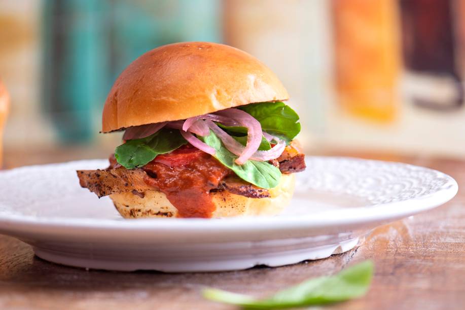 Sanduíche de barriga de porco: mais barbecue de goiaba, picles de cebola, tomate e rúcula