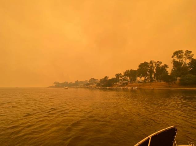 A fumaça dos incêndios sobre o céu da cidade de Mallacota, no Estado de Vitória, Austrália - 31/12/2019 A fumaça dos incêndios sobre o céu da cidade de Mallacota, no Estado de Vitória, Austrália - 31/12/2019