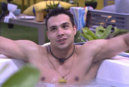 Petrix, o líder dos homens no BBB apalpa o peito de participantes do reality show