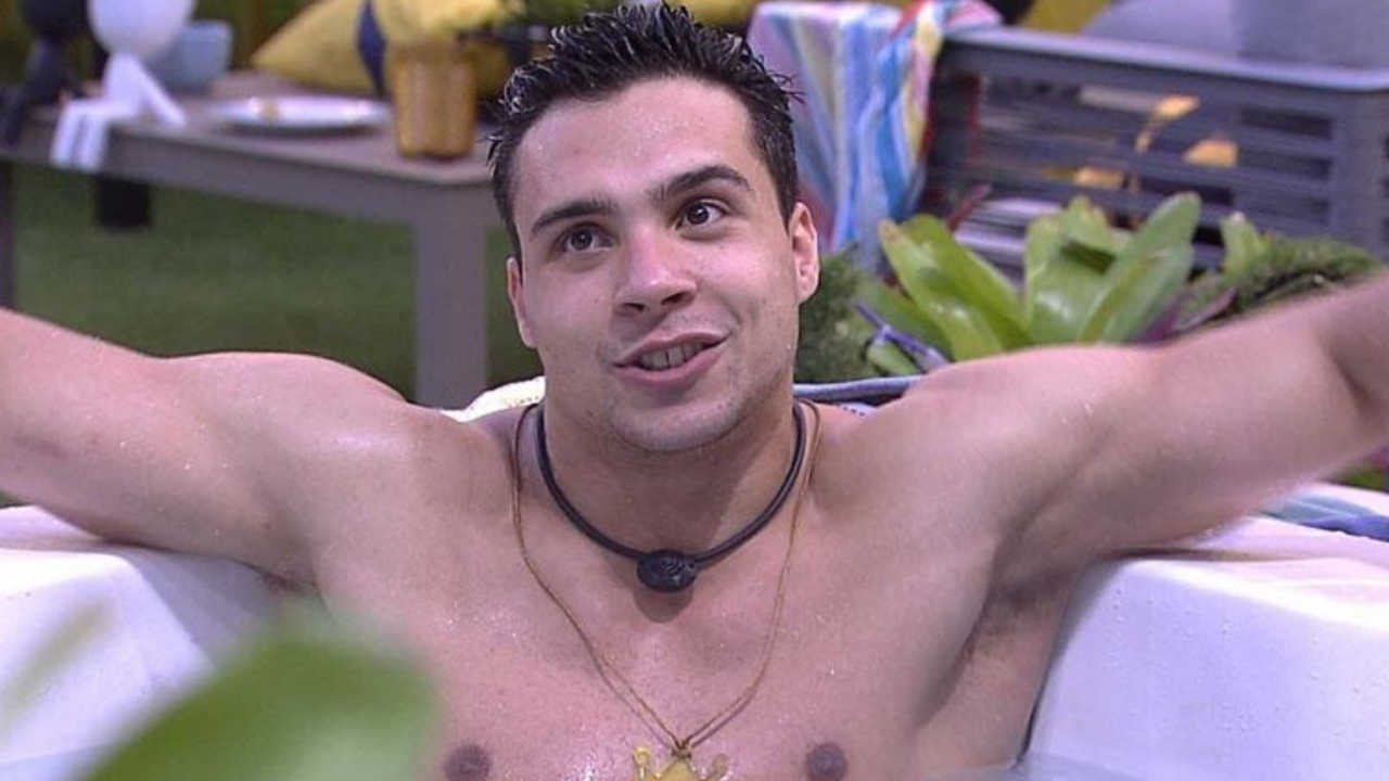 Petrix, o líder dos homens no BBB apalpa o peito de participantes do reality show