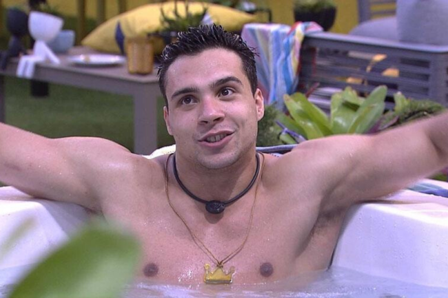 Petrix, o líder dos homens no BBB apalpa o peito de participantes do reality show