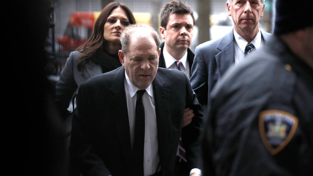 O ex-produtor de Hollywood Harvey Weinstein chega com sua advogada, Donna Rotunno, em seu primeiro dia na Corte em Nova York (EUA). Ele é acusado por mais de 80 mulheres de cometer crimes sexuais, de assédio a estupro (06/01/2020)