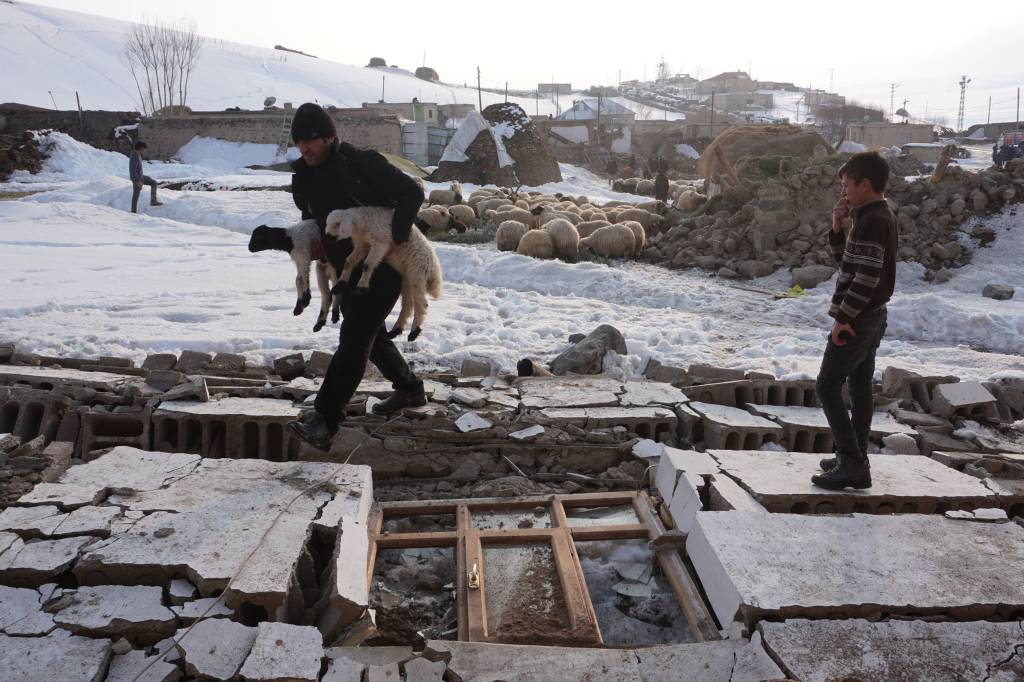 TURKEY-IRAN-QUAKE TURKEY-IRAN-QUAKE
