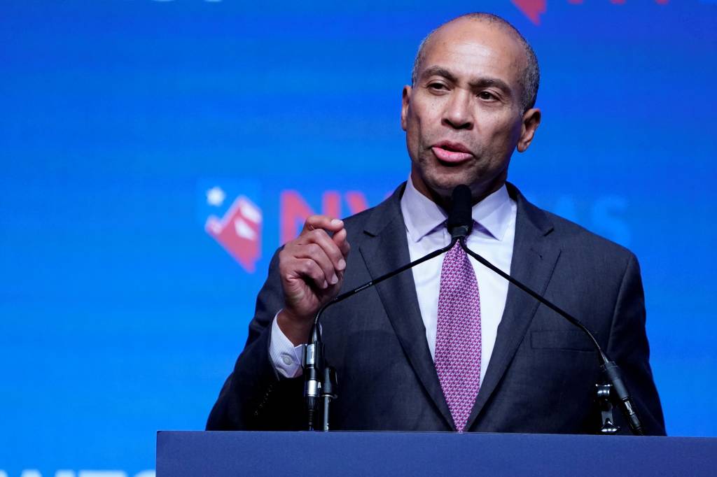 Debandada: Deval Patrick é 3º democrata na semana a abandonar eleições