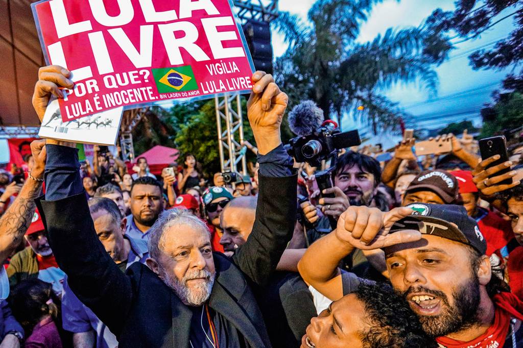 LULA-SAIDA PRISAO-POLICIA FEDERAL-2019-1 (131).jpg DE VOLTA ÀS RUAS - Lula ao sair da prisão: mobilização popular tímida depois de 580 dias na carceragem em Curitiba