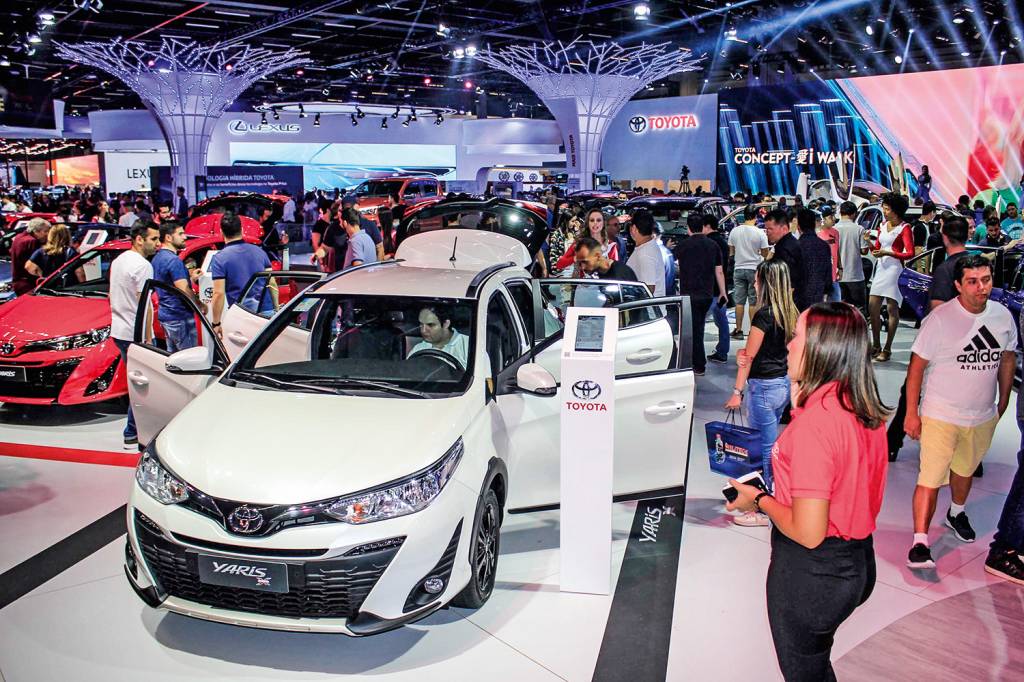 A debandada de montadoras das tradicionais exposições de automóveis