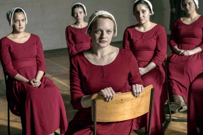 SERIADO-HANDMAID’S-TALE FORÇA - A atriz e as aias de The Handmaid’s Tale: o figurino virou item de protesto