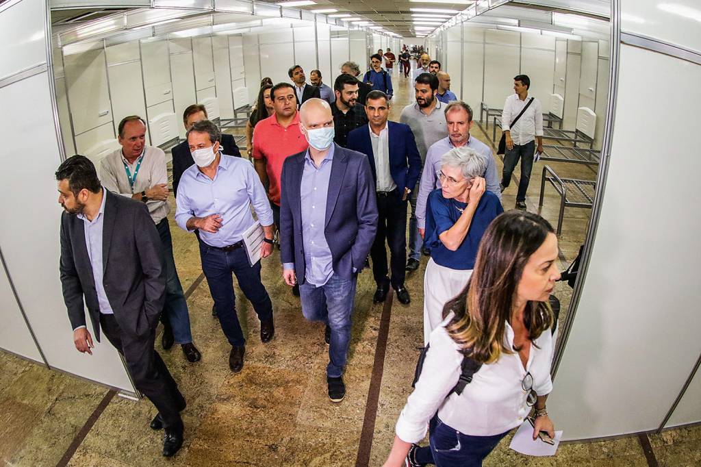 O Prefeito de São Paulo, Bruno Covas, visita as futuras instalações do Hospital de Campanha, no Complexo do Anhembi. SEM DESCANSO - Vistoriando obras de hospital de campanha para infectados pela Covid-19: ele testou negativo