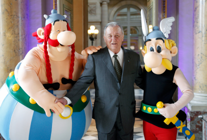 O cartunista Albert Uderzo ao lado de suas criações: Asterix e Obelix