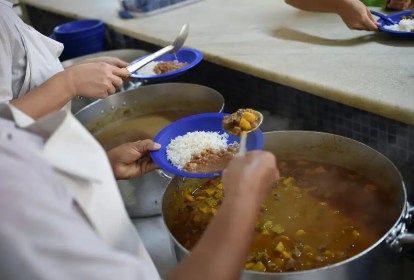 População em quadro de insegurança alimentar severa no Brasil caiu 85% em 2023, aponta Mapa da Fome da ONU