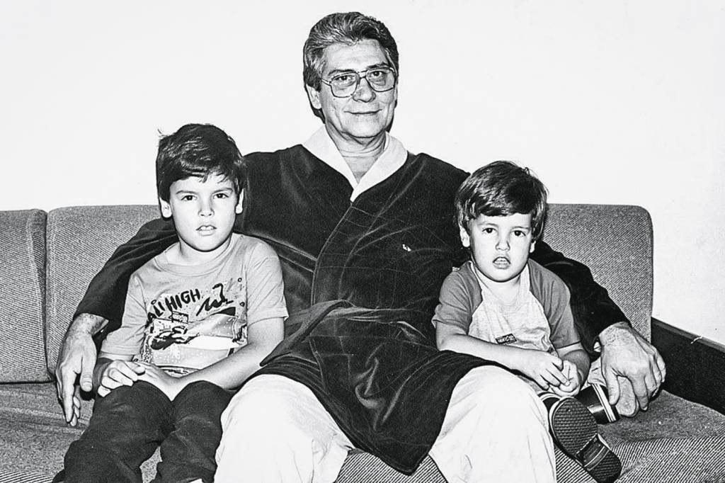 O então candidato ao Senado, Mário Covas, recebe a visita de seus netos Bruno e.jpg O então candidato ao Senado, Mário Covas, recebe a visita de seus netos Bruno e.jpg