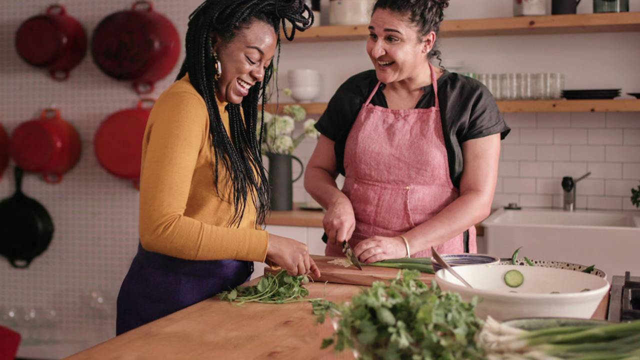 A cozinheira Samin Nosrat (direita) na série documental 'Sal, Gordura, Acidez e Calor' da Netflix