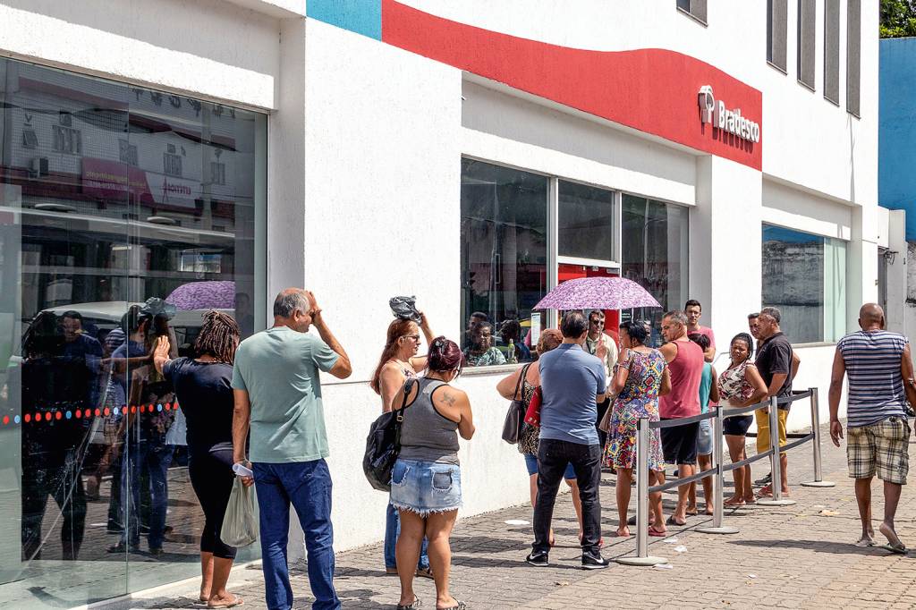 Filas e aglomeraÁ¿es em bancos na Penha RJ Filas e aglomeraÁ¿es em bancos na Penha RJ