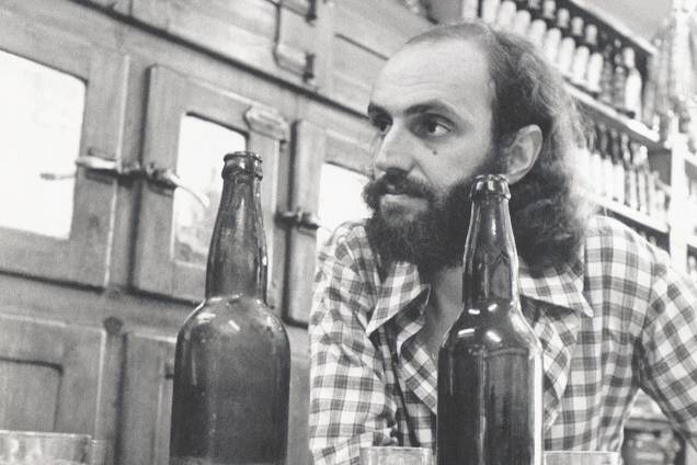 Aldir Blanc tomando cerveja em um bar, em 1976 Aldir Blanc tomando cerveja em um bar, em 1976