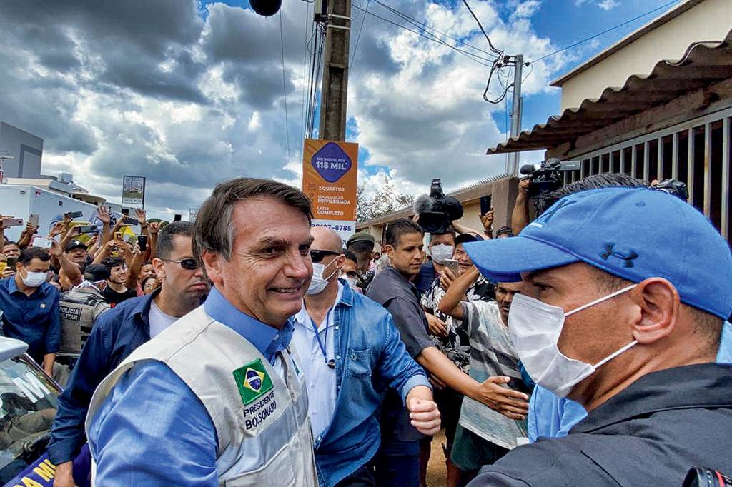 Sem Mandetta, Bolsonaro planeja mudança arriscada no combate à Covid-19