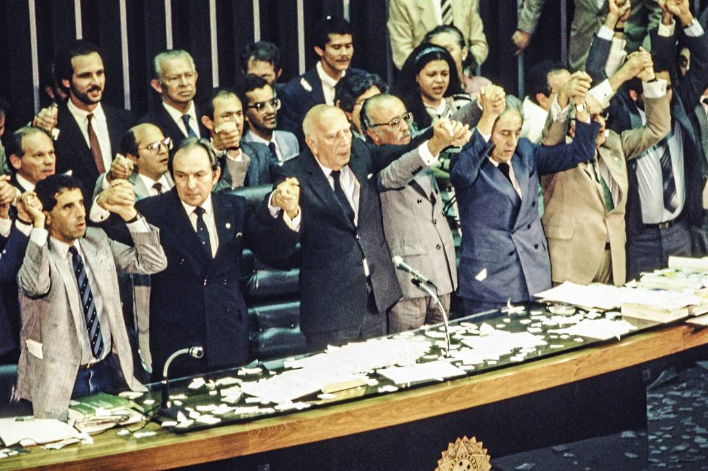José-Fogaça,-Bernardo-Cabral,-Ulysses-Guimarães,-Humberto-Lucena,-Paulo-Afonso-M.jpg Ulysses Guimarães, no centro, comemora a aprovação da Constituição de 1988