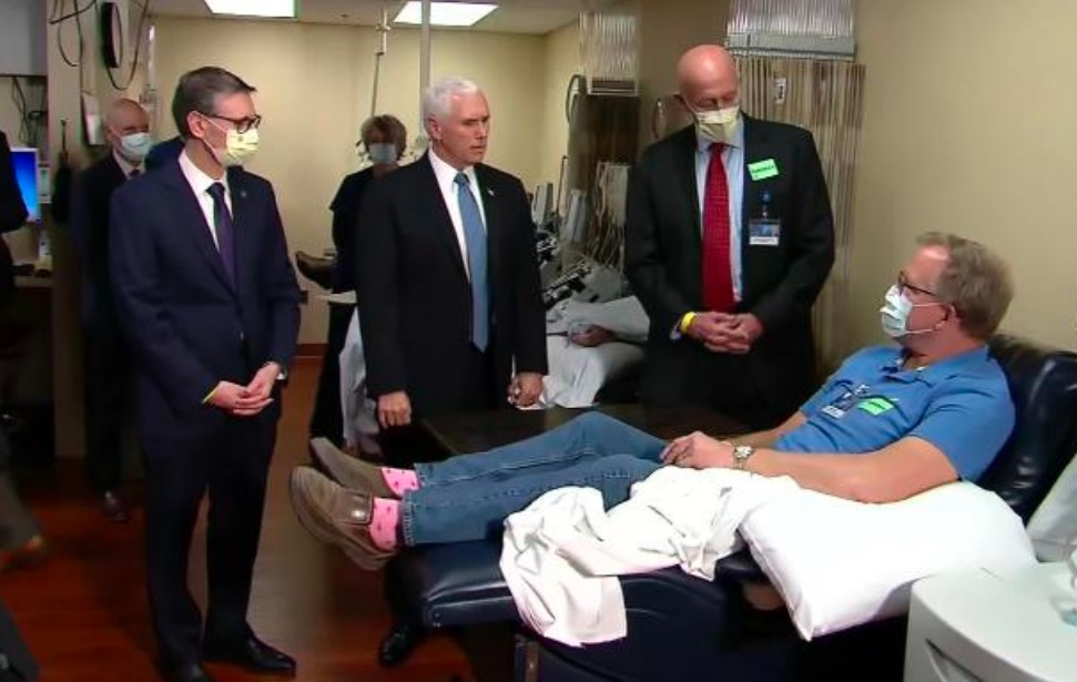 Mike Pence era o único sem máscara durante a visita á Clínica Mayo