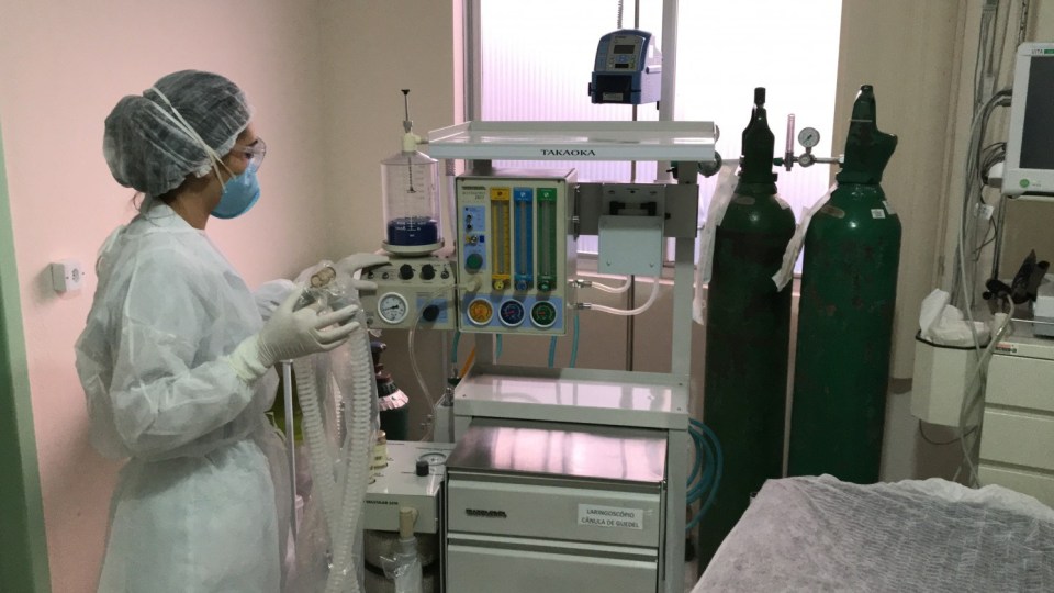 Soluções nacionais improvisadas tentam suprir a falta de respiradores