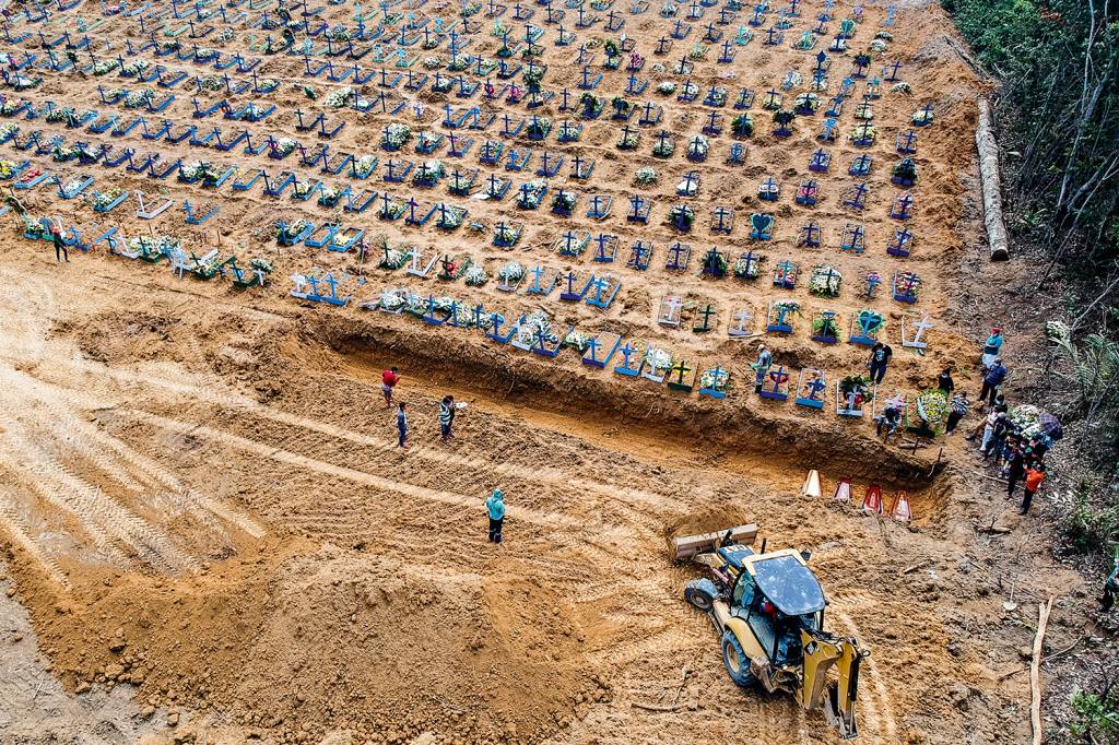 Cova imensa aberta em CemitÈrio de Manaus Cova imensa aberta em CemitÈrio de Manaus