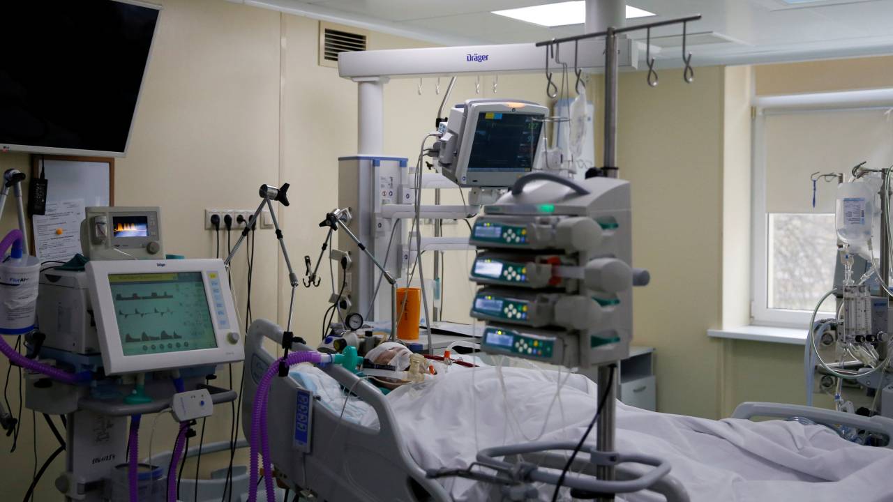 Um paciente com Covid-19 é é tratado em UTI do Centro ECMO em um