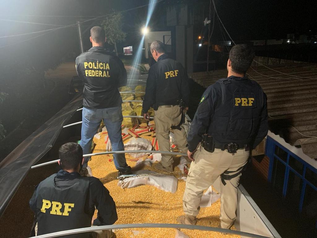 Cheiro forte leva polícia à maior apreensão de maconha da história do país