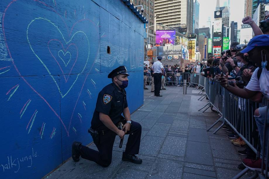 Um policial de Nova York se ajoelha durante uma manifestação na Times Square - 31/05/2020 Um policial de Nova York se ajoelha durante uma manifestação na Times Square - 31/05/2020