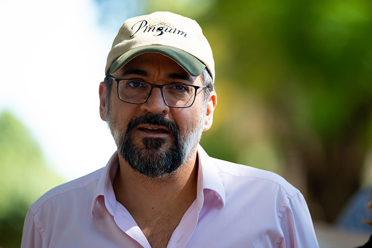 O ministro da Educação, Abraham Weintraub, durante uma reunião com apoiadores do governo do presidente Jair Bolsonaro, acampados ao lado da Esplanada dos Ministérios, em Brasília