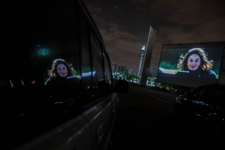 Sessão de cinema ao ar livre "Belas Artes Drive-in" realizada no Memorial da América Latina, em São Paulo