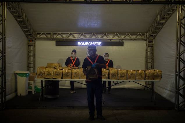 Uma bomboniere instalada no Memorial da América Latina fica responsável pelo "kit alimentação" para ser entregue ao público Uma bomboniere instalada no Memorial da América Latina fica responsável pelo "kit alimentação" para ser entregue ao público