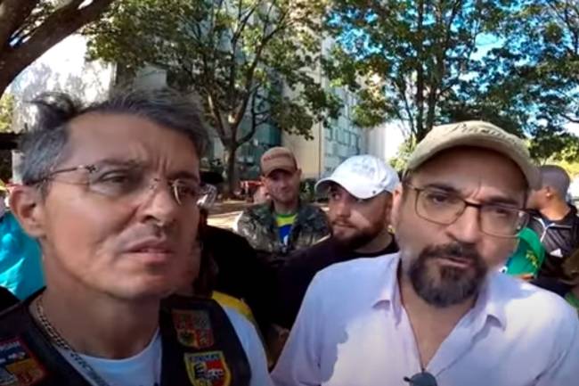 Youtuber Emerson Teixeira em ato com Abraham Weintraub Youtuber Emerson Teixeira em ato com Abraham Weintraub