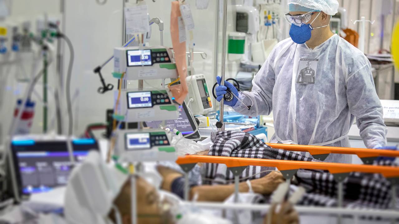 Enfermeiro em ação em um dos leitos do Hospital de Campanha, em São Paulo