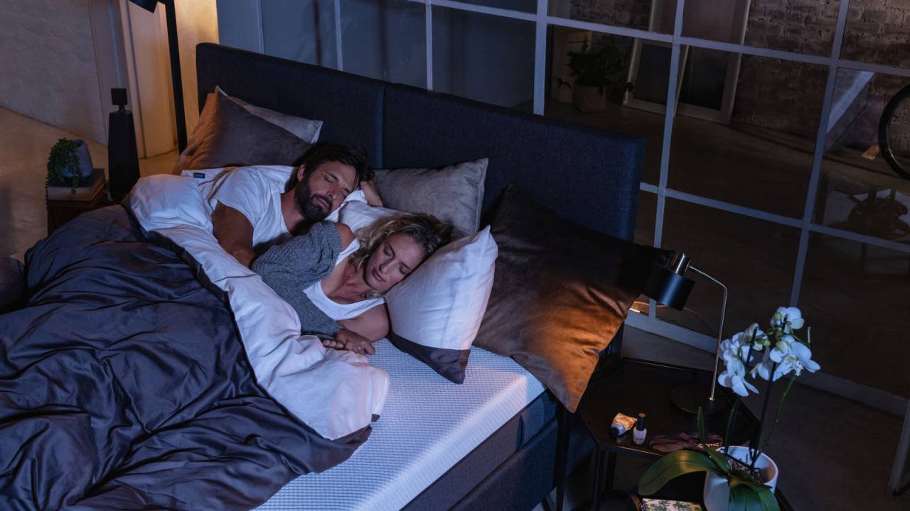 Casal dormindo em um Emma Colchão
