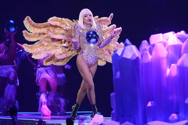 Lady Gaga no palco durante a abertura de sua turnê "The ARTPOP Ball" na Flórida, em 2014 Lady Gaga no palco durante a abertura de sua turnê "The ARTPOP Ball" na Flórida, em 2014