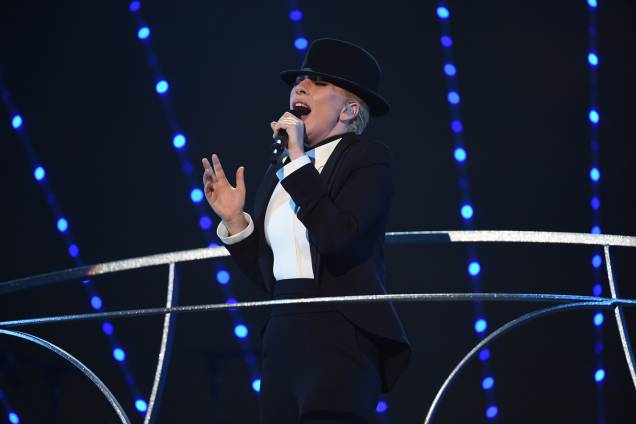 Lady Gaga cantando Frank Sinatra em evento que homenageou os 100 anos do cantor, em 2015 Lady Gaga cantando Frank Sinatra em evento que homenageou os 100 anos do cantor, em 2015