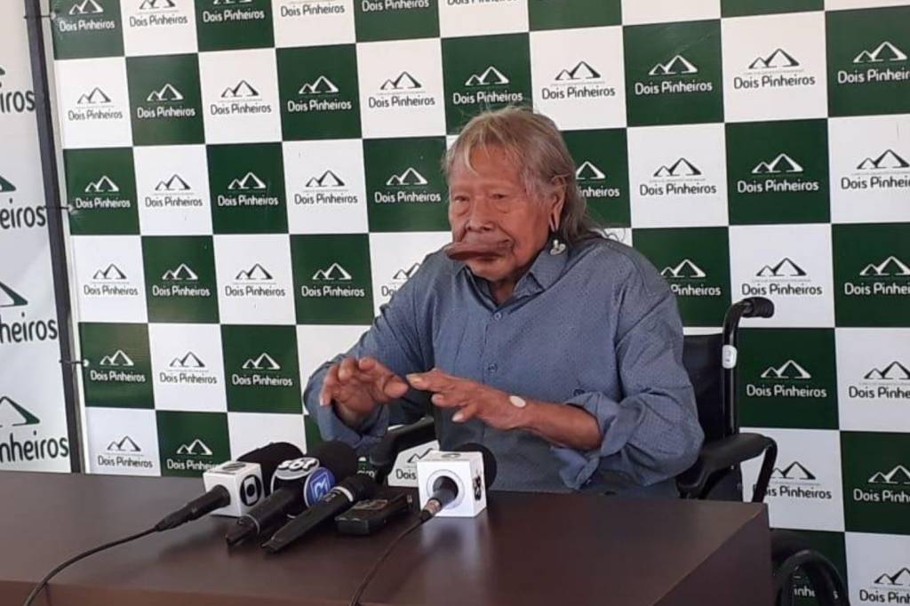 Cacique Raoni recebe alta hospitalar após uma semana internado