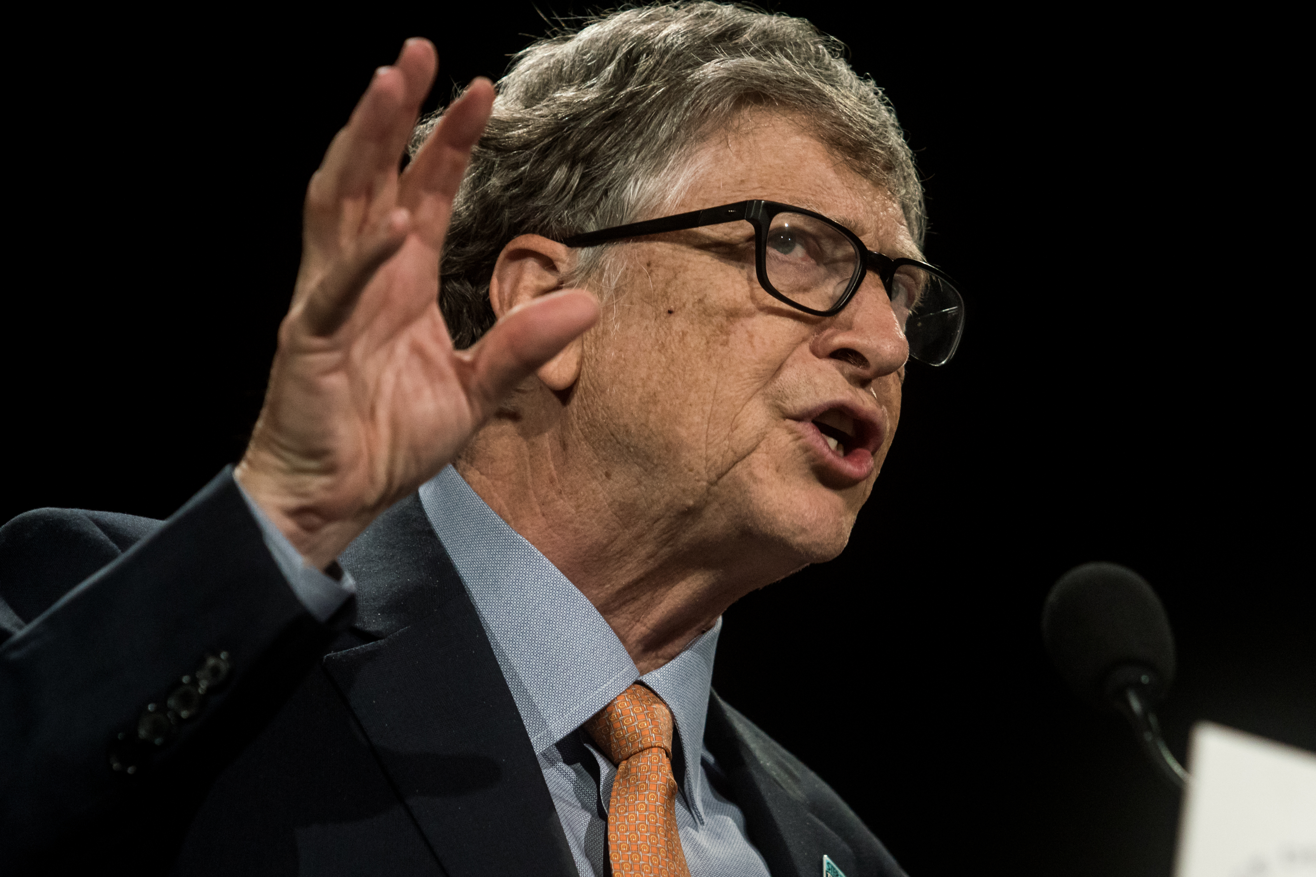 ‘Nunca vitimizei ninguém’, diz Bill Gates em depoimento sobre Jeffrey Epstein