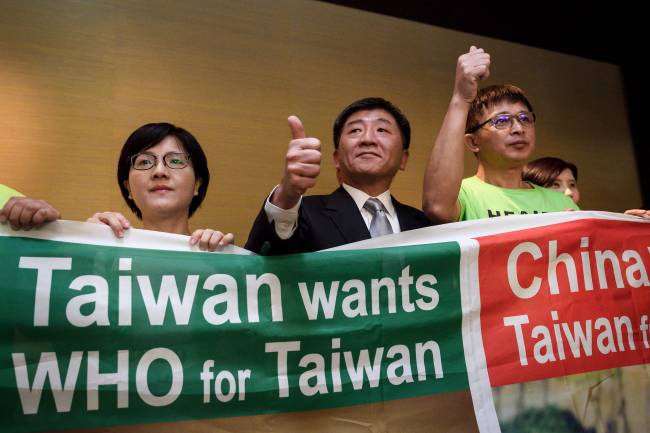 SWITZERLAND-TAIWAN-CHINA-POLITICS-HEALTH-WHO Ministro da saúde de Taiwan, Chen Shih-chung, ao centro: decisão de impor quarentena a viajantes vindos do Brasil para conter propagação de novas variantes da Covid-19