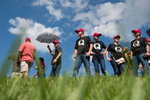 Apoiadores de Trump usam camisetas com um 