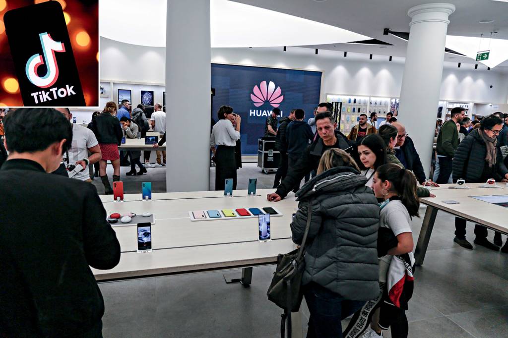 Jorge Lorenzo Inaugurates Espai Huawei Barcelona .
