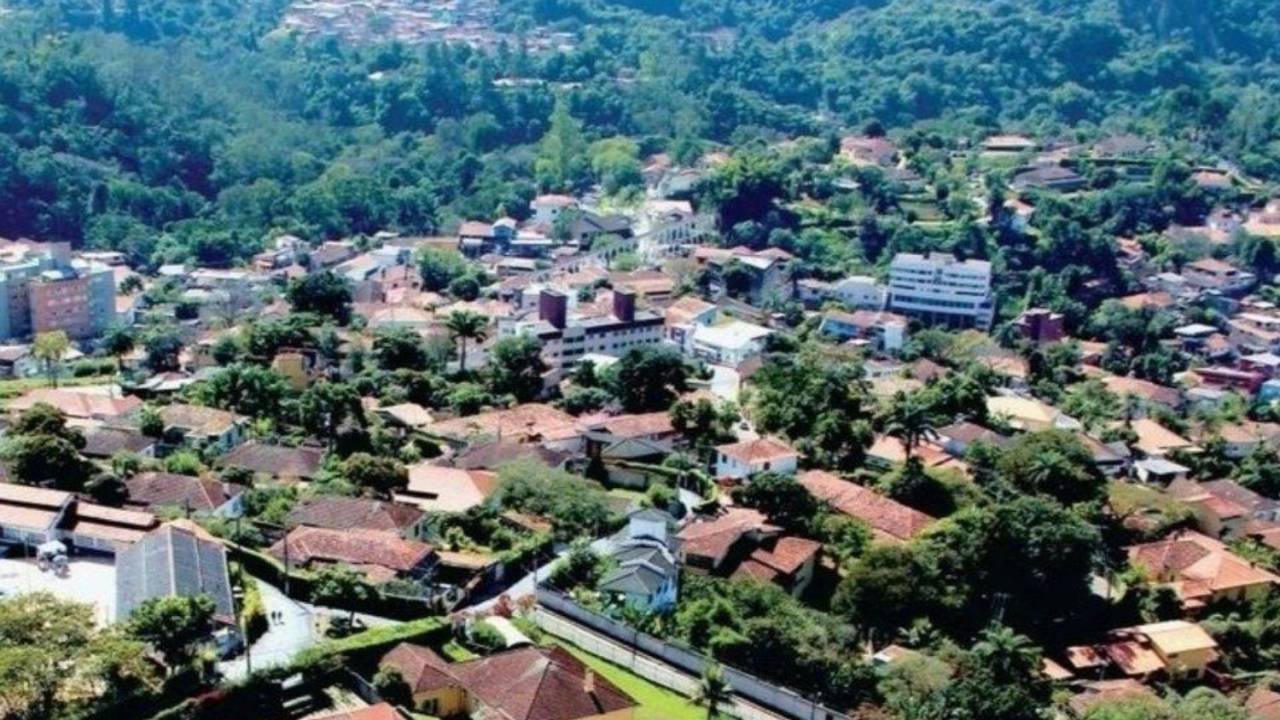 Com pouco mais de 90 mil habitantes, Nova Lima fica a 24,5 quilômetros da capital mineira Belo Horizonte -