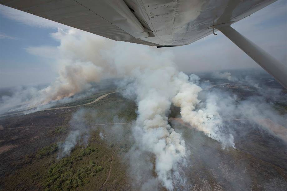 Colunas de fumaça sobem do bioma que é considerado o paraíso das águas