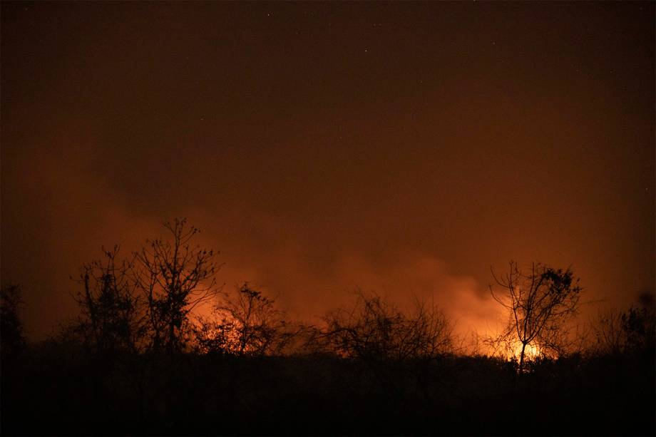 Fogo consome vegetação do Pantanal, nos arredores do hotel Sesc Porto Cercado Fogo consome vegetação do Pantanal, nos arredores do hotel Sesc Porto Cercado