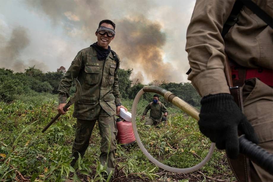 Homens da Marinha, Exército, Ibama, Corpo de Bombeiros e brigadistas civis trabalham na operação