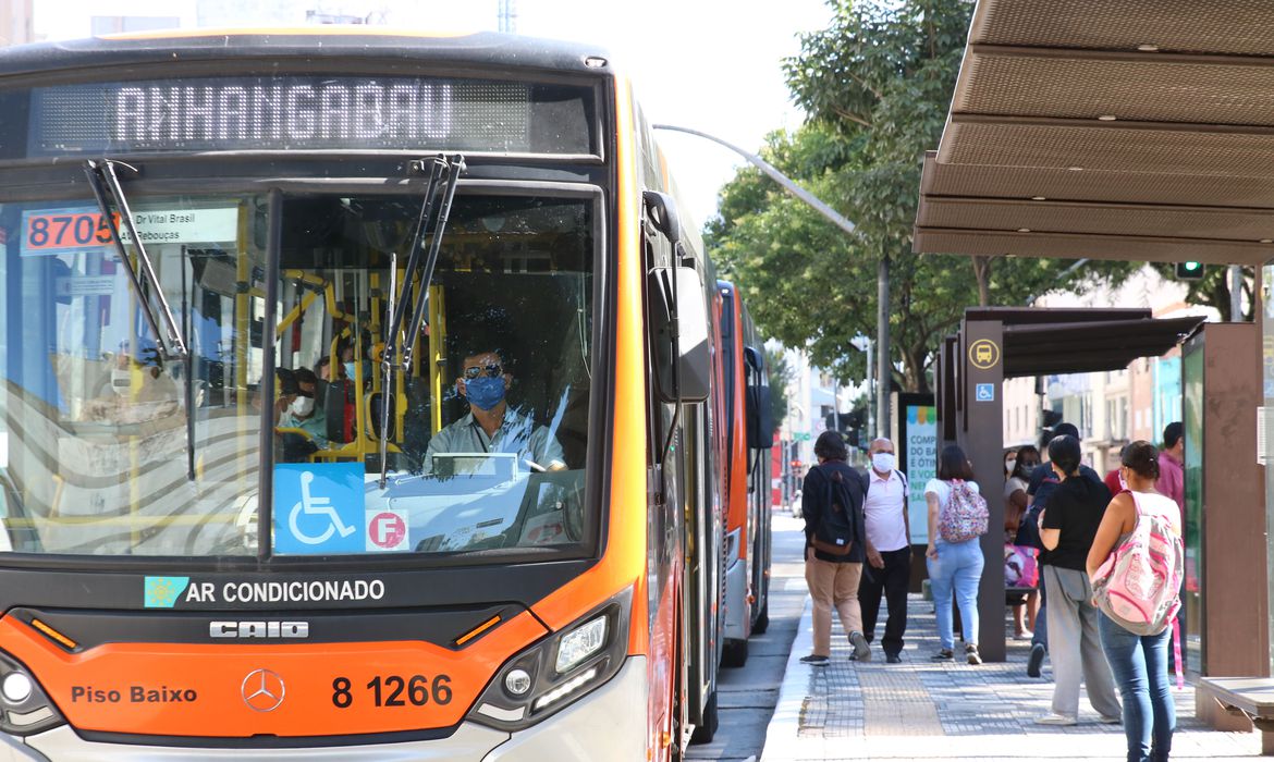 Ônibus circula pela cidade de São Paulo
