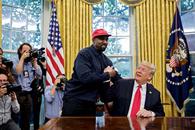 Kanye West e Donald Trump se cumprimentam na Casa Branca