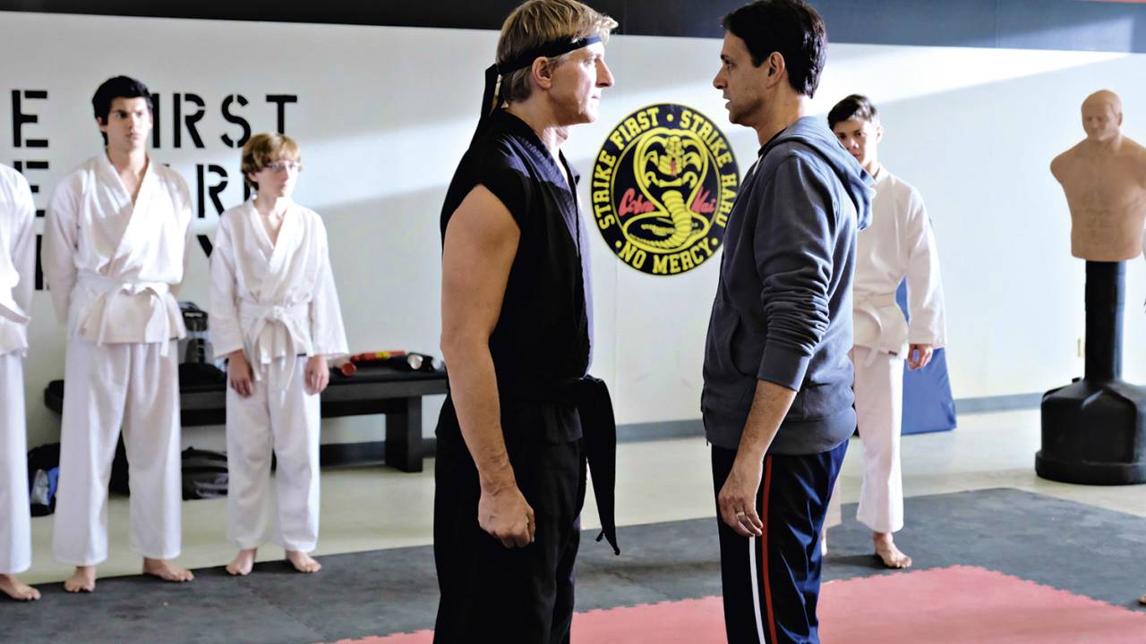 TRETA ETERNA - Johnny (William Zabka, à esq.) e Daniel “San” (Ralph Macchio), em Cobra Kai: vilão e mocinho dos anos 80 estão de volta enfim -