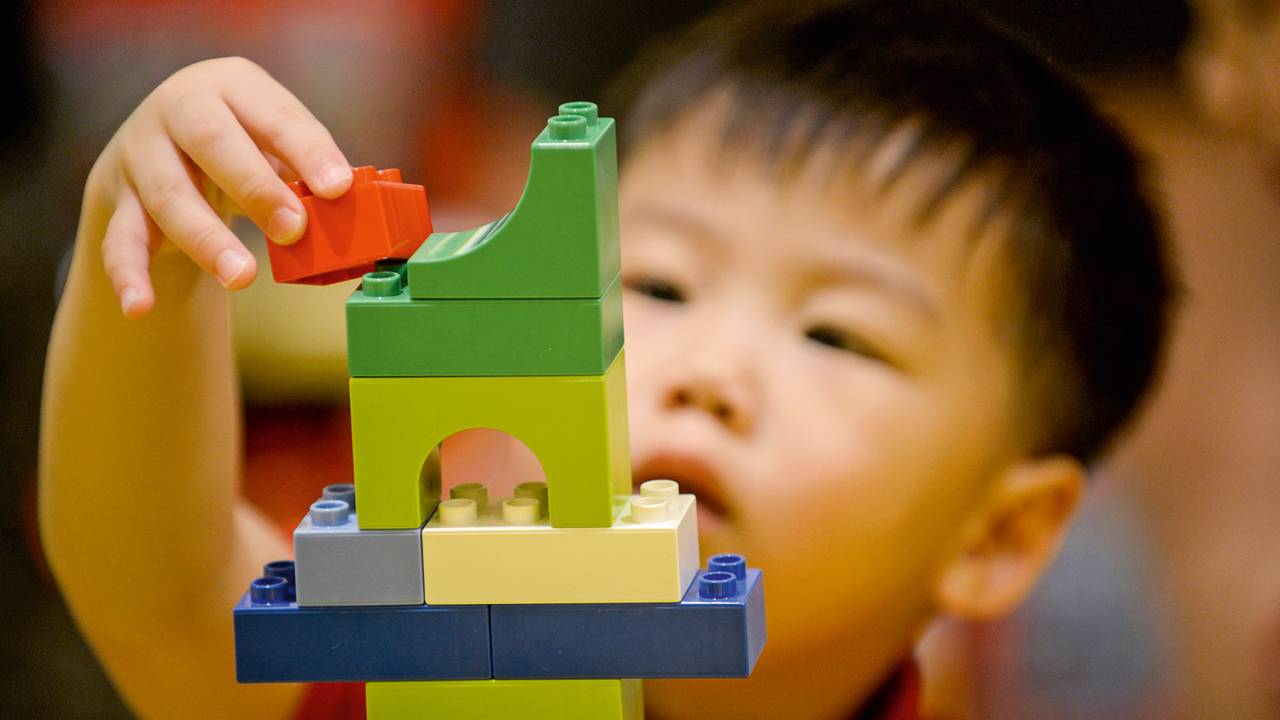EM CONSTRUÇÃO - Criança brinca com produtos Lego: a empresa encarou a difícil concorrência com videogames e computadores -