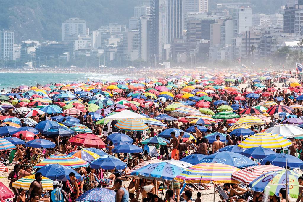 Praia de Ipanema Movimentação Praia lotada no Rio em meio à pandemia