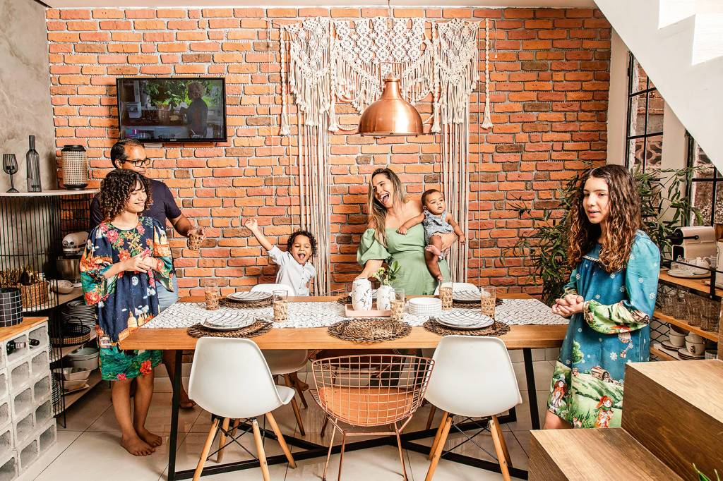 AUXILIO EM CASA VIROU MUTIRÃO - Marcela e Diego põem a mesa com a ajuda dos filhos, novidade pós-quarentena: o confinamento trouxe a casas como a deles a noção de que tarefa doméstica também é coisa de criança